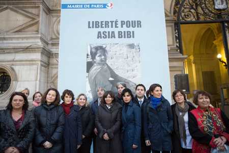 bache à l'hotel de ville pour libérer Asia Bibi